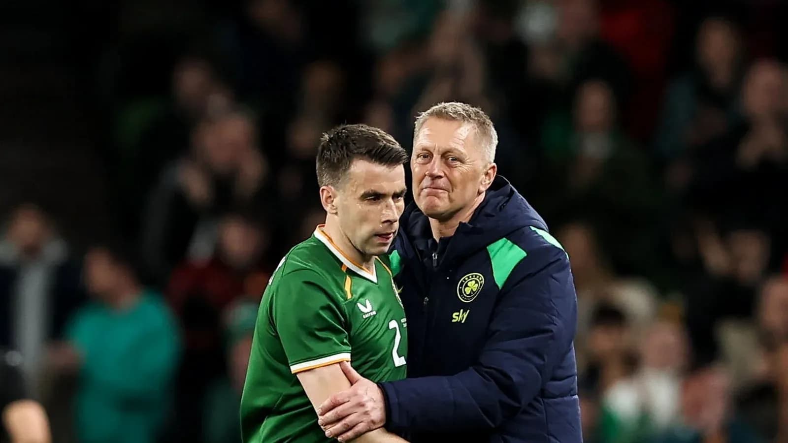 Jugador irlandés y entrenador en el campo Jugador irlandés y entrenador en el campo