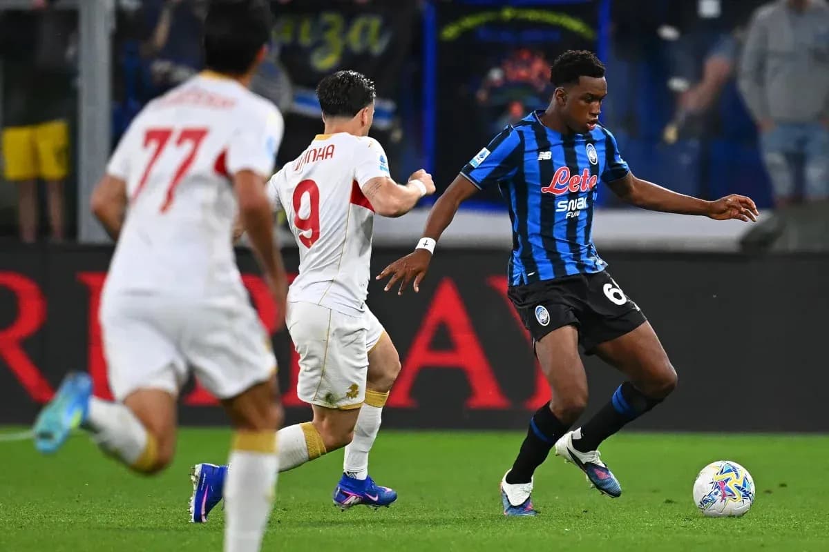 Jugador de Atalanta driblando ante rival de Roma Jugador de Atalanta driblando ante rival de Roma