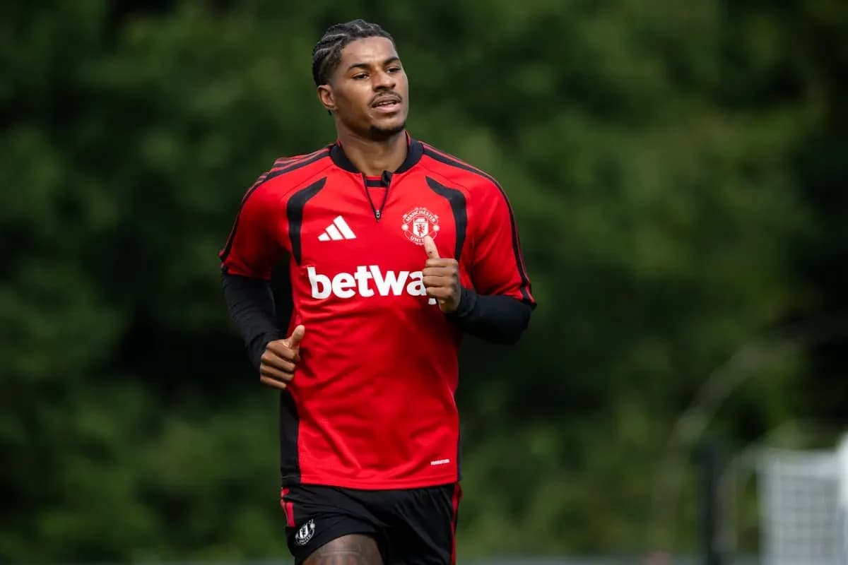 Jugador de Manchester United corriendo durante entrenamiento Jugador de Manchester United corriendo durante entrenamiento