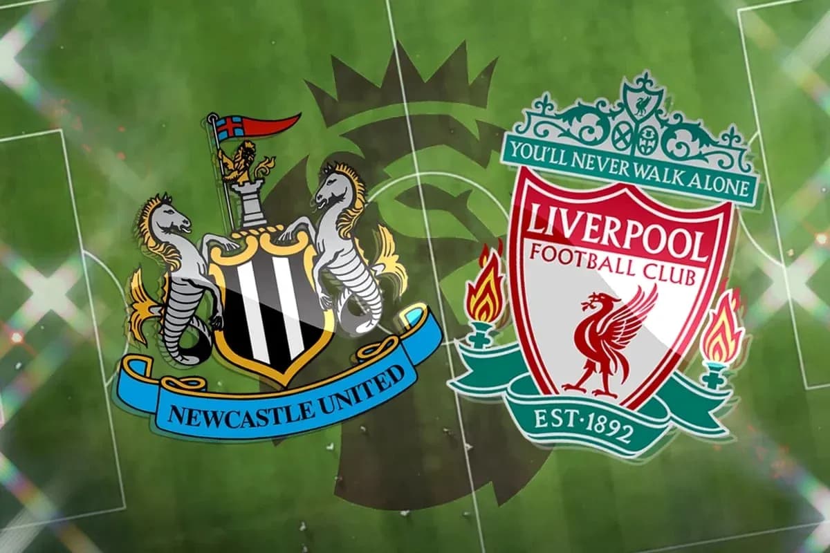 Escudos de Newcastle United y Liverpool FC en campo Escudos de Newcastle United y Liverpool FC en campo