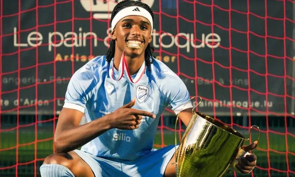 Jugador sosteniendo trofeo en campo de fútbol Jugador sosteniendo trofeo en campo de fútbol