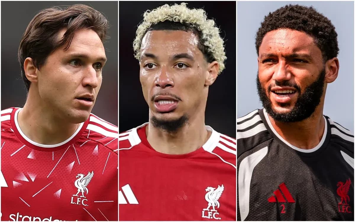Tres jugadores de Liverpool en camisetas rojas Tres jugadores de Liverpool en camisetas rojas