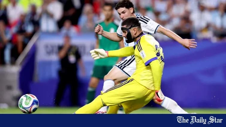 Portero despejando el balón durante un partido Portero despejando el balón durante un partido