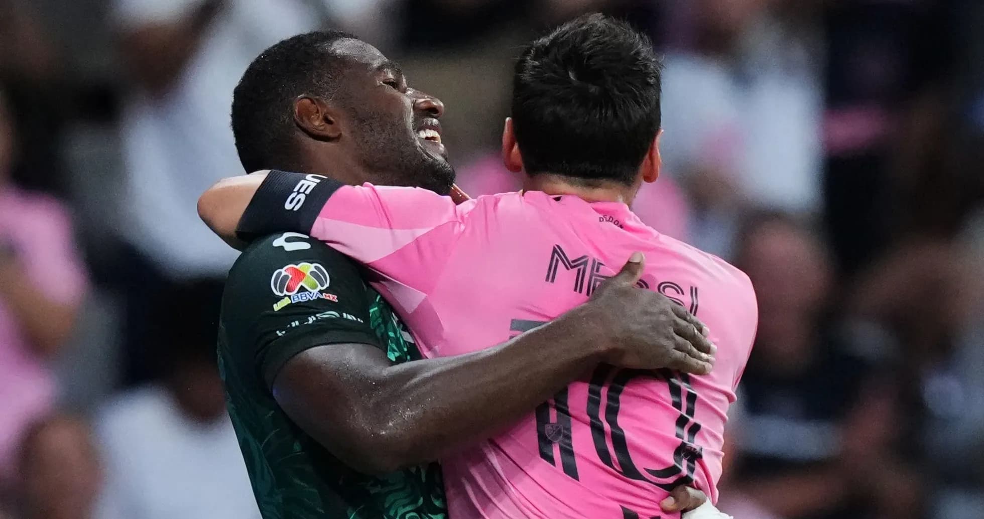 Jugadores abrazándose después del partido Jugadores abrazándose después del partido