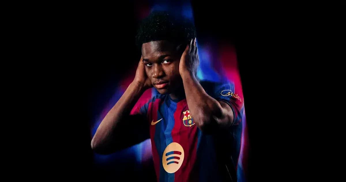 Jugador de Barcelona posando con camiseta del club Jugador de Barcelona posando con camiseta del club