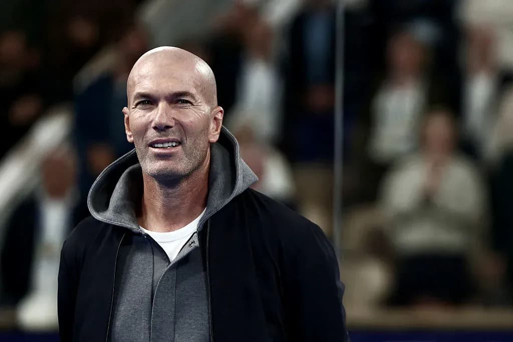 Zinedine Zidane sonriendo en un evento deportivo Zinedine Zidane sonriendo en un evento deportivo