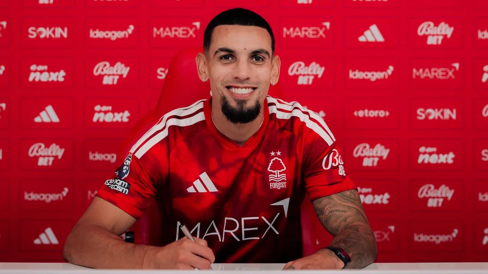 Jugador de Nottingham Forest firmando contrato Jugador de Nottingham Forest firmando contrato