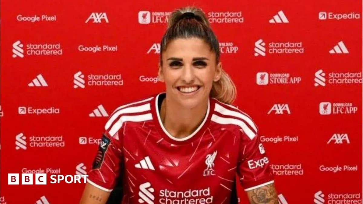 Jugadora de Liverpool en presentación con camiseta del club Jugadora de Liverpool en presentación con camiseta del club