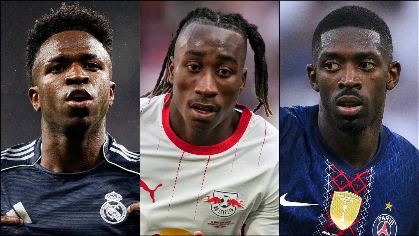 Tres jugadores en acción durante un partido de fútbol Tres jugadores en acción durante un partido de fútbol