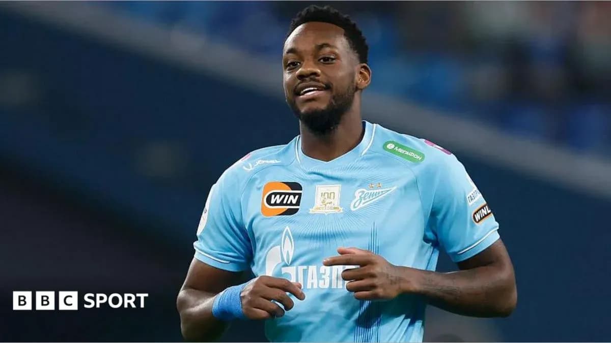 Jugador sonriendo con camiseta del Zenit durante partido Jugador sonriendo con camiseta del Zenit durante partido