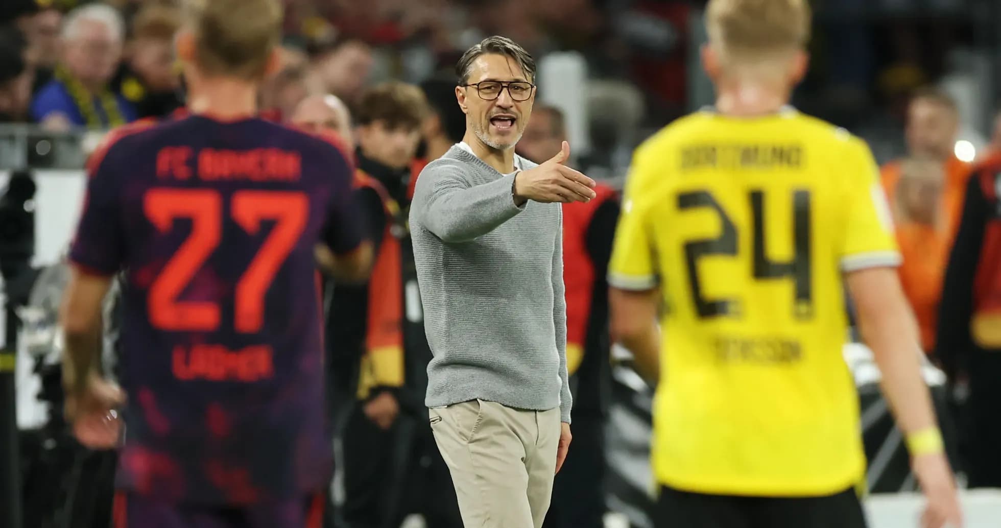 Entrenador dirigiendo a sus jugadores en el partido Entrenador dirigiendo a sus jugadores en el partido