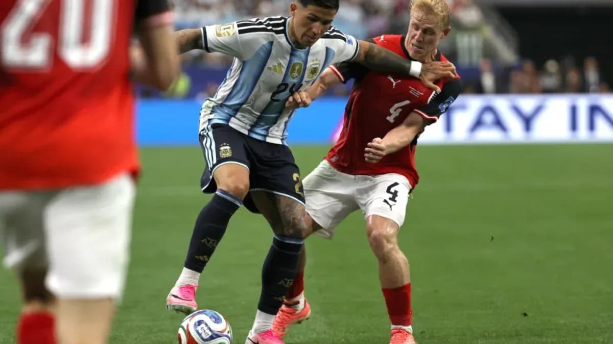 Jugador argentino luchando por el balón con rival Jugador argentino luchando por el balón con rival