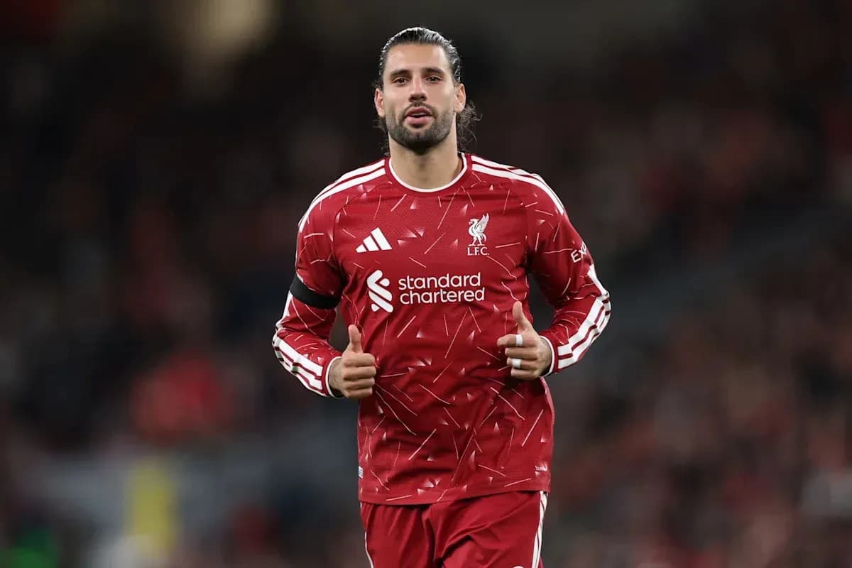 Jugador de Liverpool en la cancha durante el calentamiento Jugador de Liverpool en la cancha durante el calentamiento