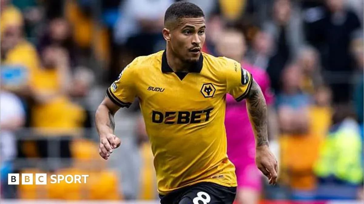 Jugador de Wolverhampton corriendo en el campo Jugador de Wolverhampton corriendo en el campo