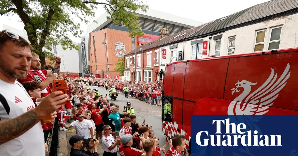 Aficionados de Liverpool reciben autobús del equipo Aficionados de Liverpool reciben autobús del equipo