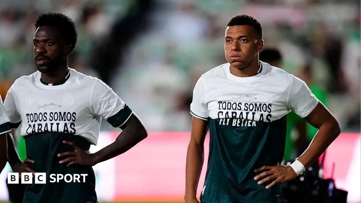 Jugadores en calentamiento con camisetas de apoyo Jugadores en calentamiento con camisetas de apoyo