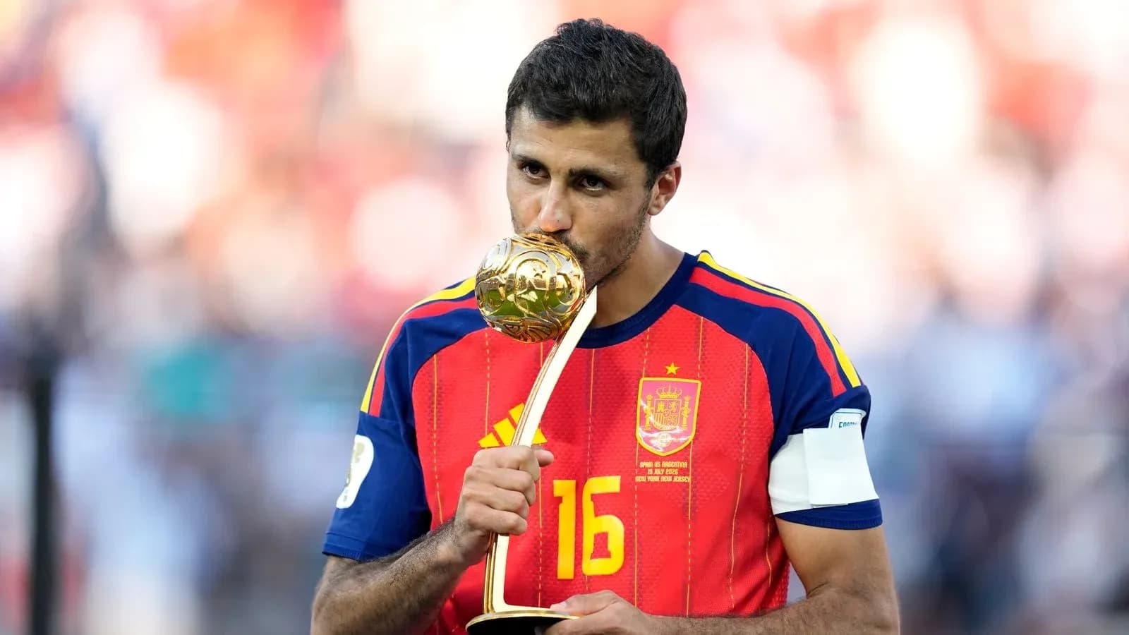 Jugador español besando trofeo tras victoria Jugador español besando trofeo tras victoria