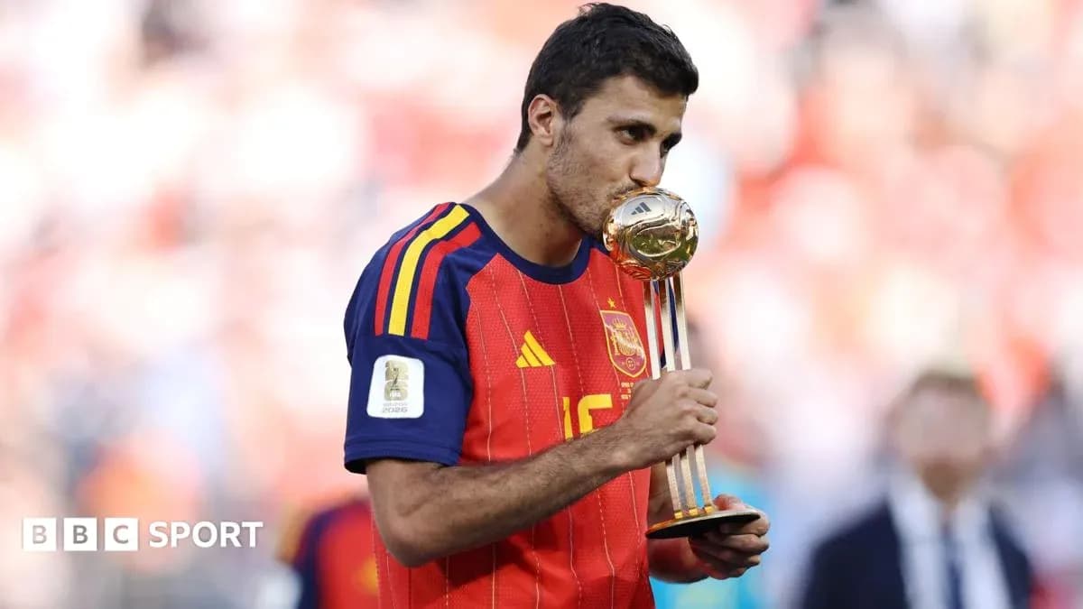 Jugador español besando el trofeo de la Copa del Mundo Jugador español besando el trofeo de la Copa del Mundo