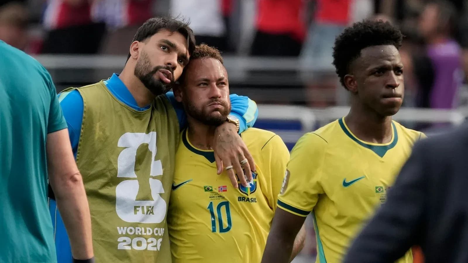 Jugadores de Brasil conversando después del partido Jugadores de Brasil conversando después del partido