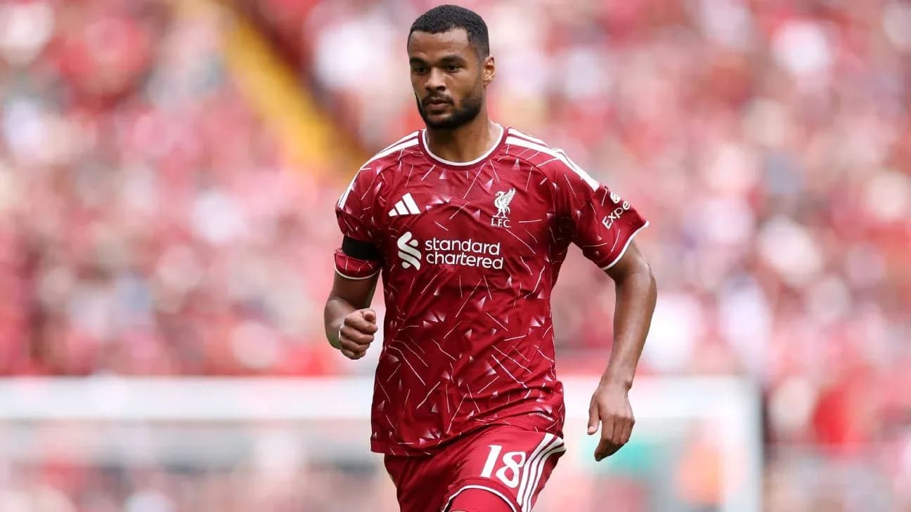 Jugador de Liverpool corriendo en el campo Jugador de Liverpool corriendo en el campo