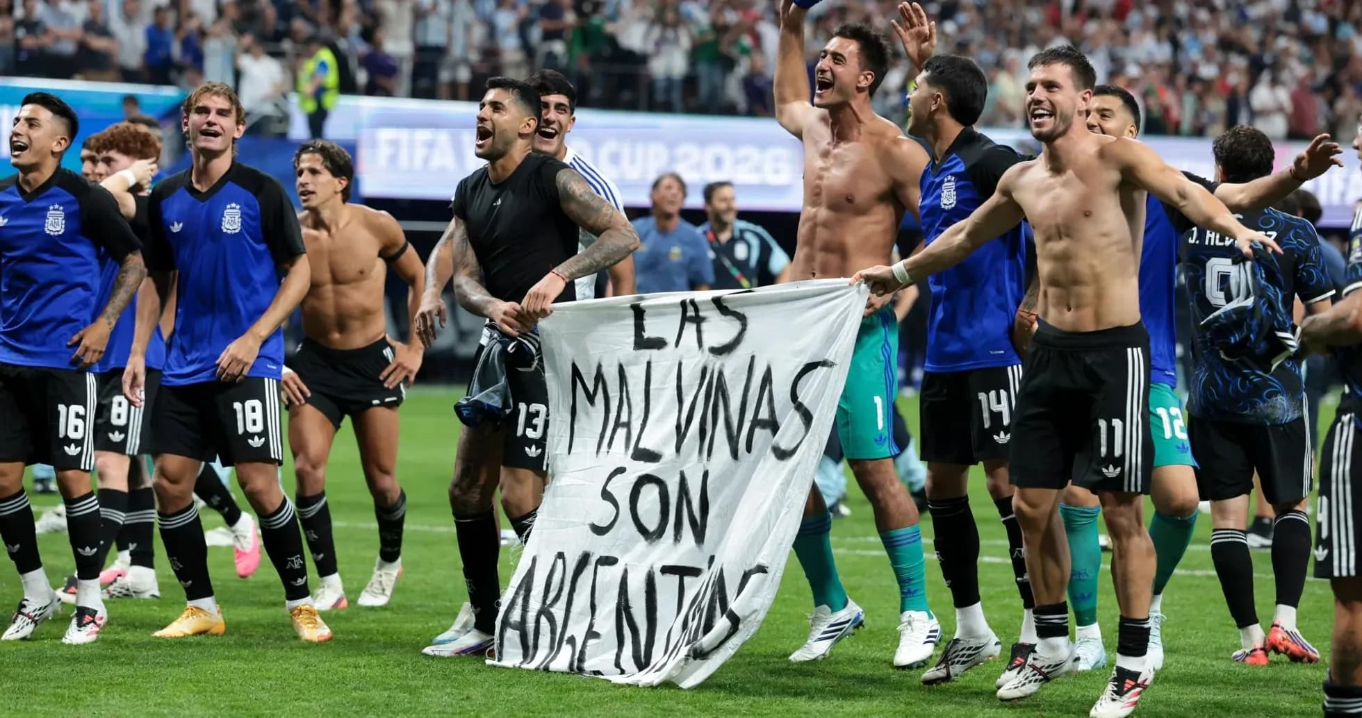 Jugadores argentinos celebrando con una pancarta Jugadores argentinos celebrando con una pancarta