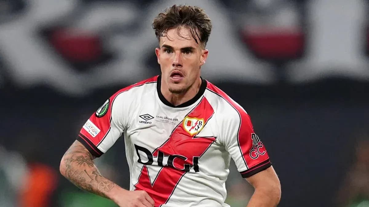 Jugador de Rayo Vallecano corriendo durante el partido Jugador de Rayo Vallecano corriendo durante el partido