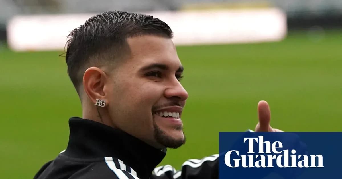Jugador sonriendo y haciendo un pulgar hacia arriba Jugador sonriendo y haciendo un pulgar hacia arriba