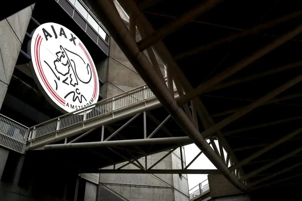 Logotipo de Ajax en el estadio de Ámsterdam Logotipo de Ajax en el estadio de Ámsterdam