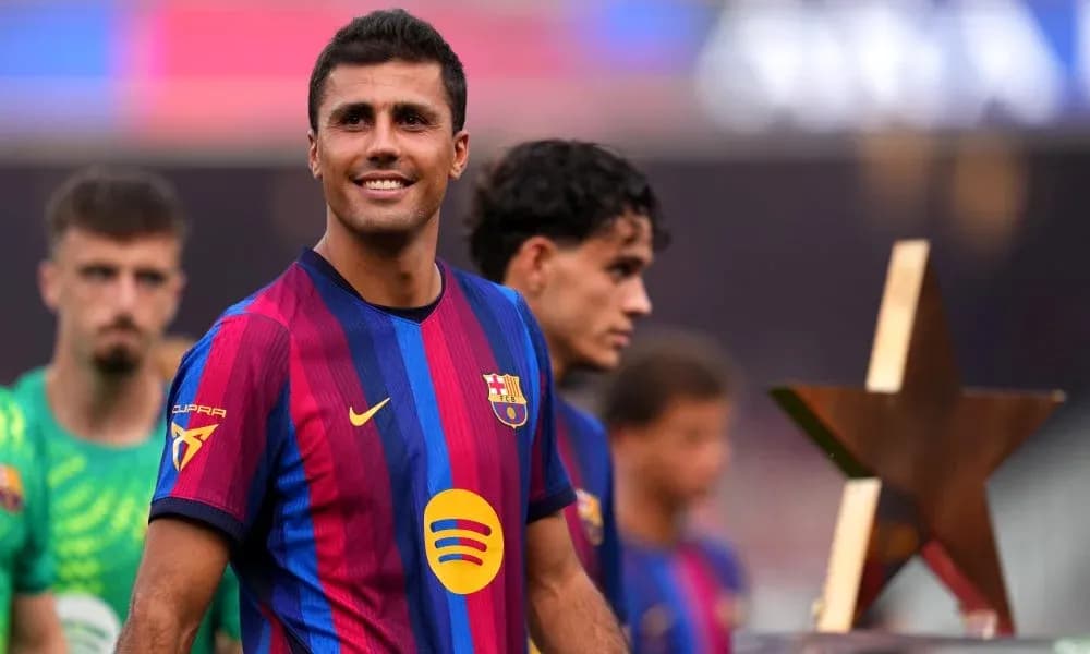 Jugador del FC Barcelona sonriente con trofeo estrella Jugador del FC Barcelona sonriente con trofeo estrella