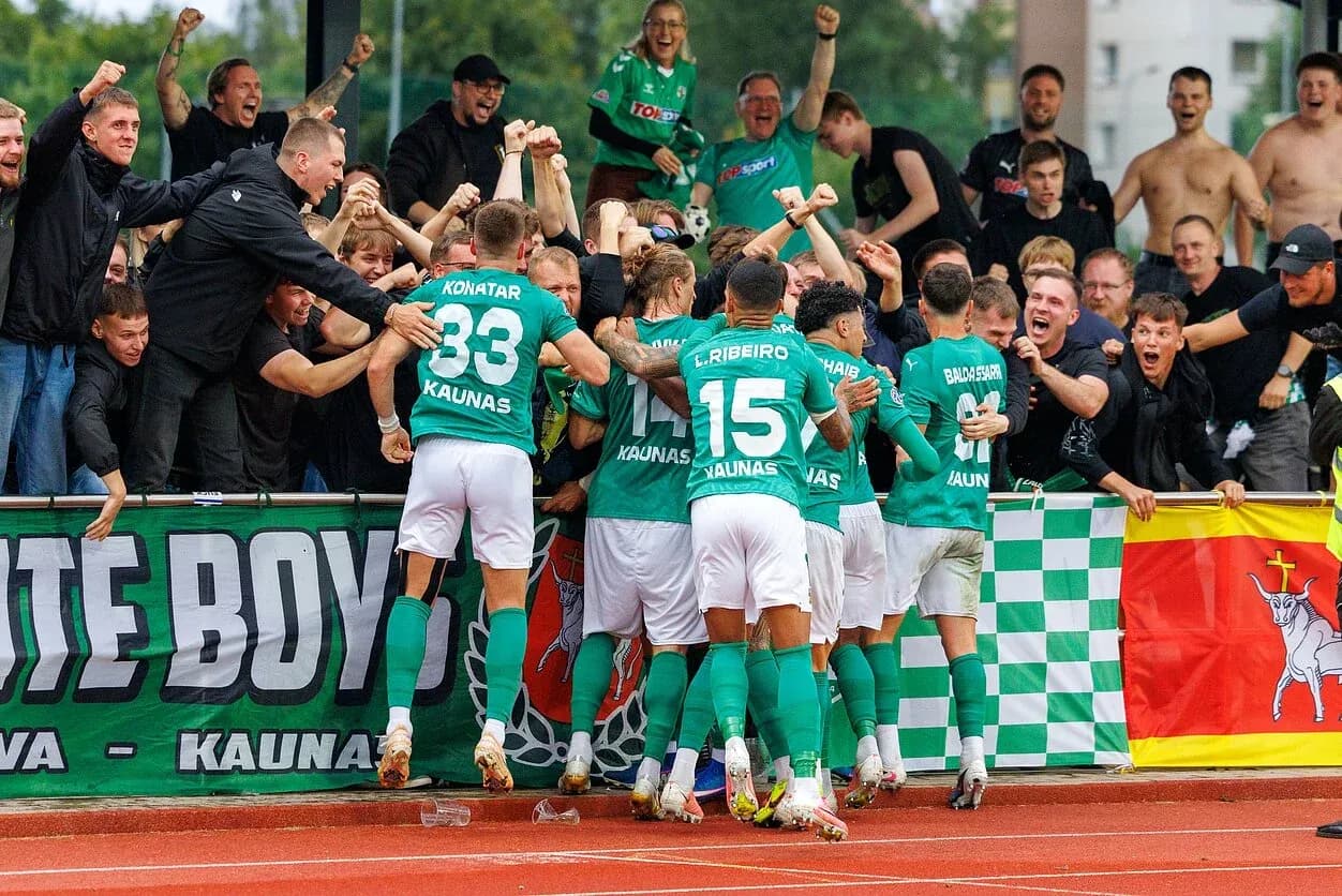 Jugadores de Žalgiris celebrando con la afición Jugadores de Žalgiris celebrando con la afición