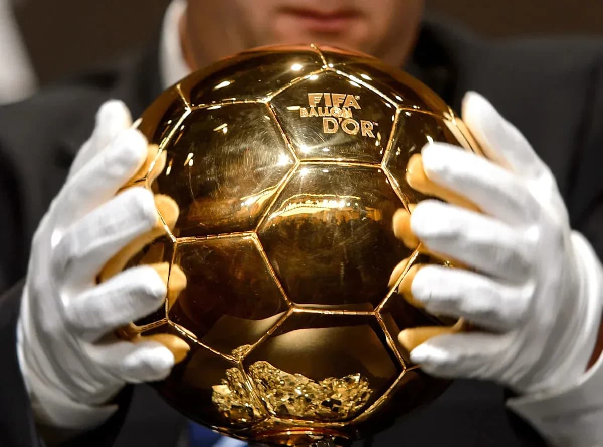 Trofeo Balón de Oro en manos de un presentador Trofeo Balón de Oro en manos de un presentador