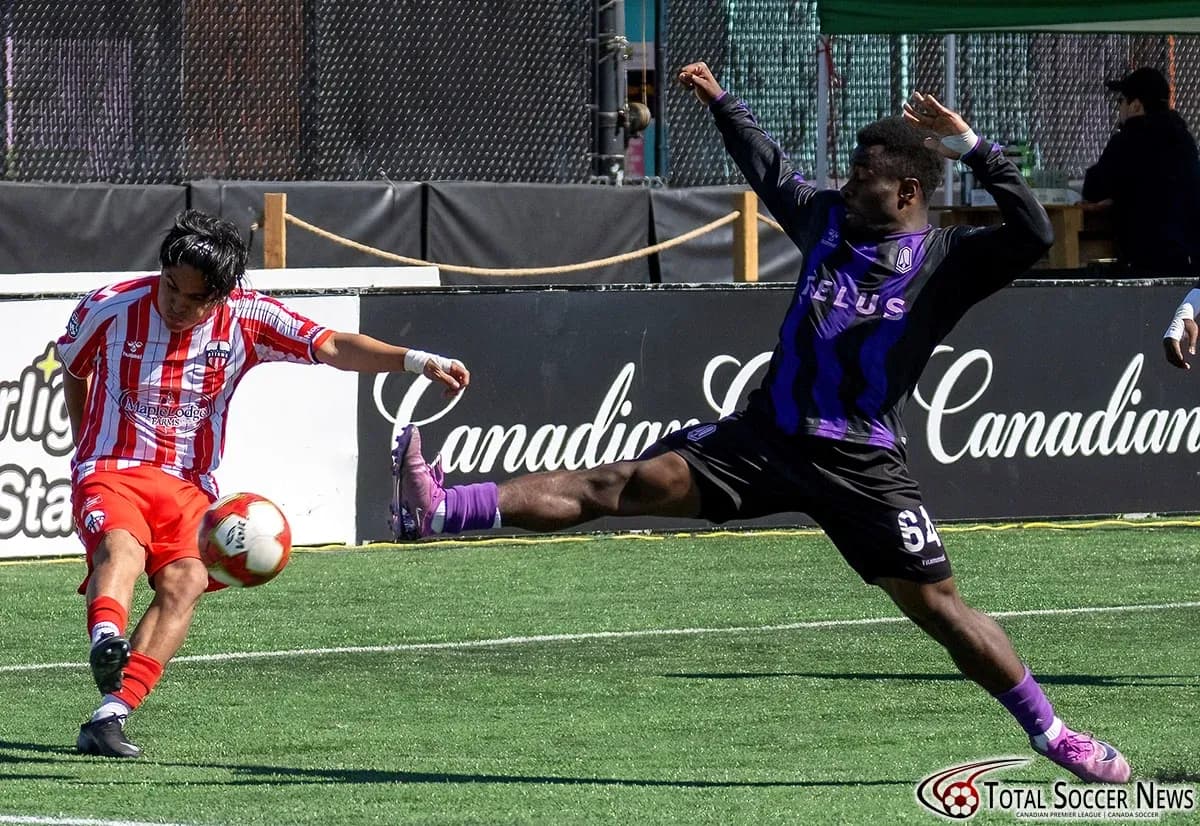 Jugador de Atlético Ottawa chutando el balón Jugador de Atlético Ottawa chutando el balón