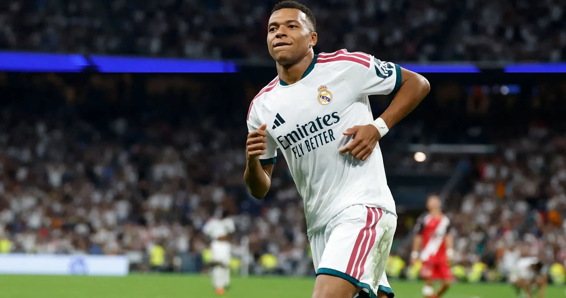 Jugador de Real Madrid corriendo durante un partido Jugador de Real Madrid corriendo durante un partido
