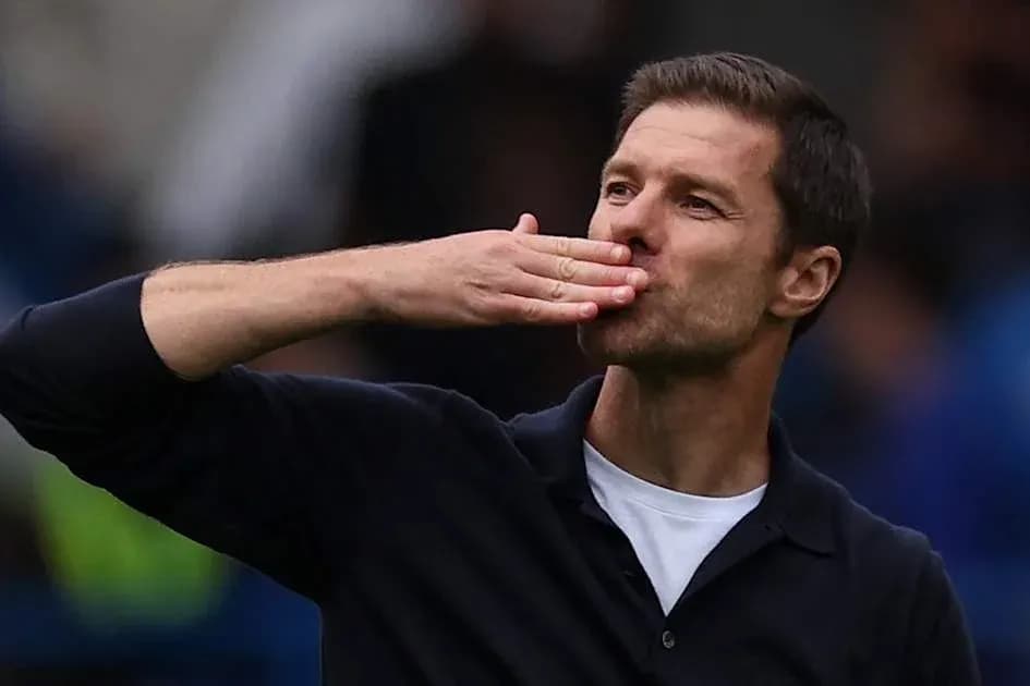 Entrenador enviando un beso a la afición Entrenador enviando un beso a la afición