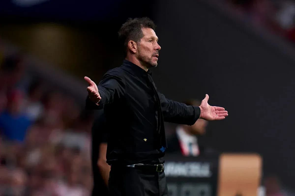 Entrenador gesticulando durante un partido Entrenador gesticulando durante un partido