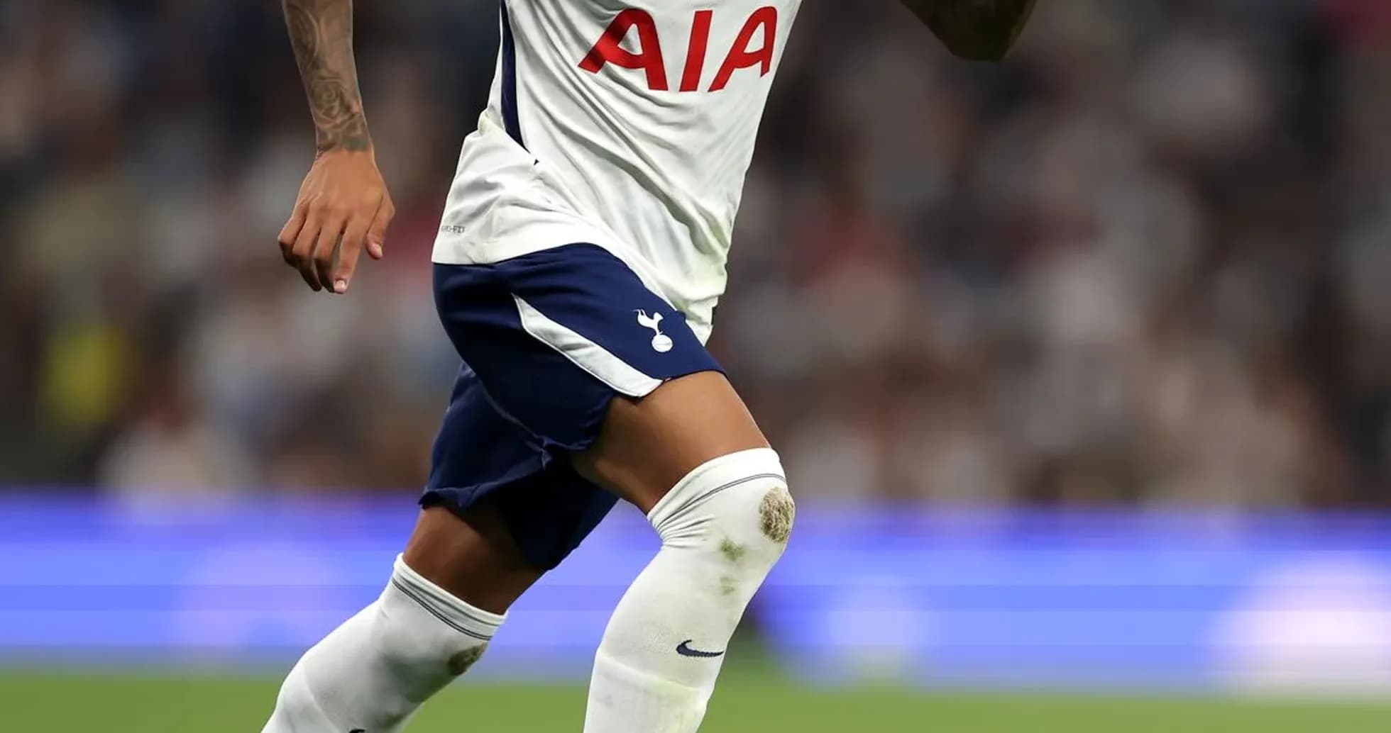 Jugador del Tottenham corriendo con el balón Jugador del Tottenham corriendo con el balón