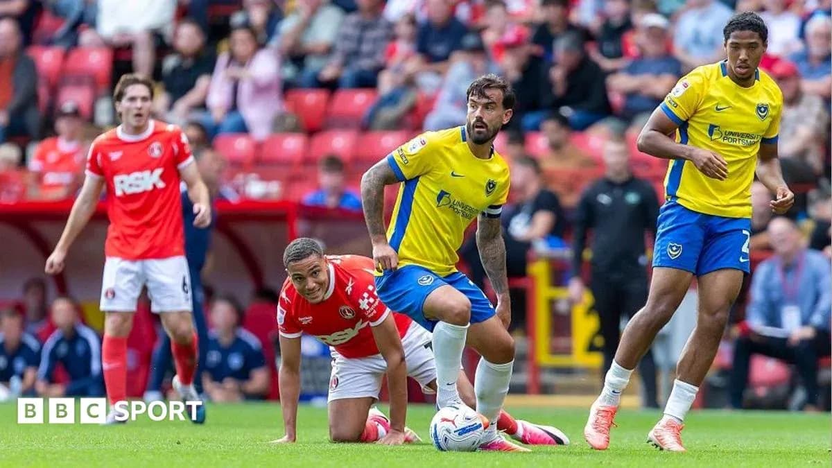 Jugadores compitiendo en partido de fútbol Jugadores compitiendo en partido de fútbol