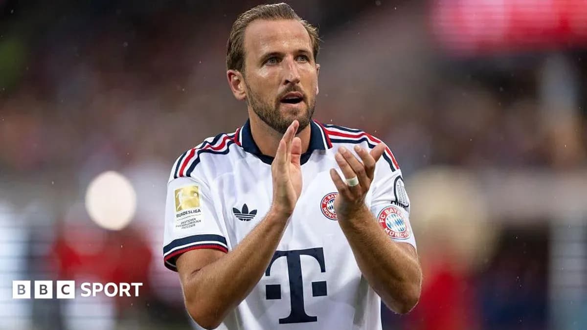 Jugador aplaudiendo con camiseta de Bayern Múnich Jugador aplaudiendo con camiseta de Bayern Múnich
