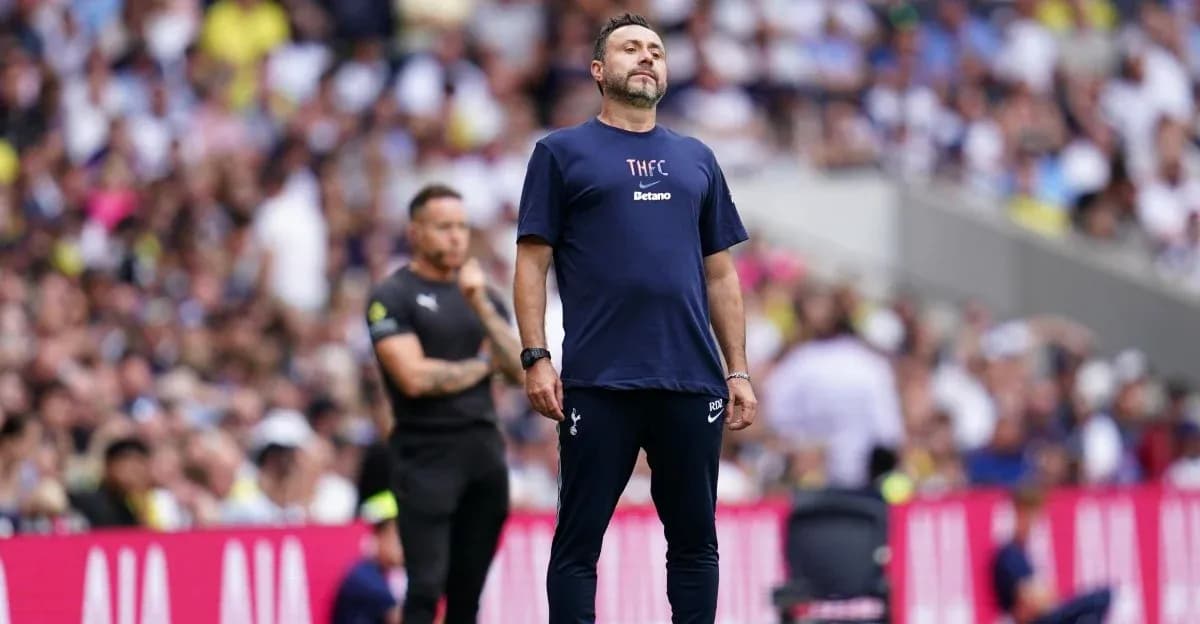 Entrenador de Tottenham en la línea de banda Entrenador de Tottenham en la línea de banda