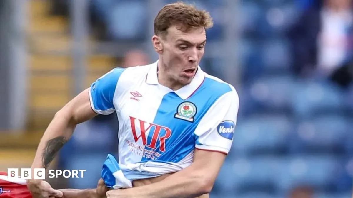 Jugador de Blackburn Rovers luchando por el balón Jugador de Blackburn Rovers luchando por el balón