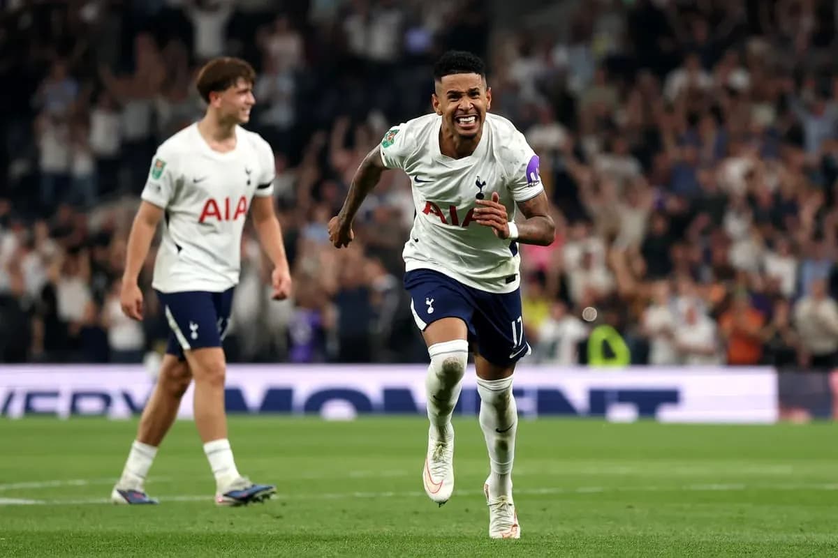 Jugador de Tottenham celebrando un gol en el partido Jugador de Tottenham celebrando un gol en el partido