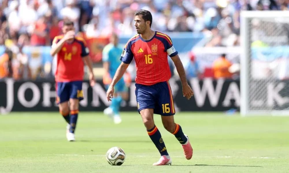 Jugador de España corriendo con el balón en partido Jugador de España corriendo con el balón en partido