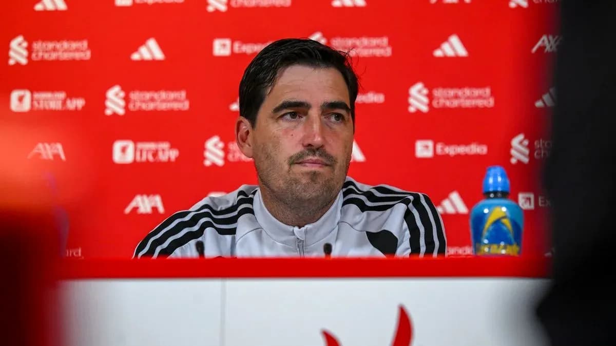 Entrenador en conferencia de prensa con fondo rojo Entrenador en conferencia de prensa con fondo rojo