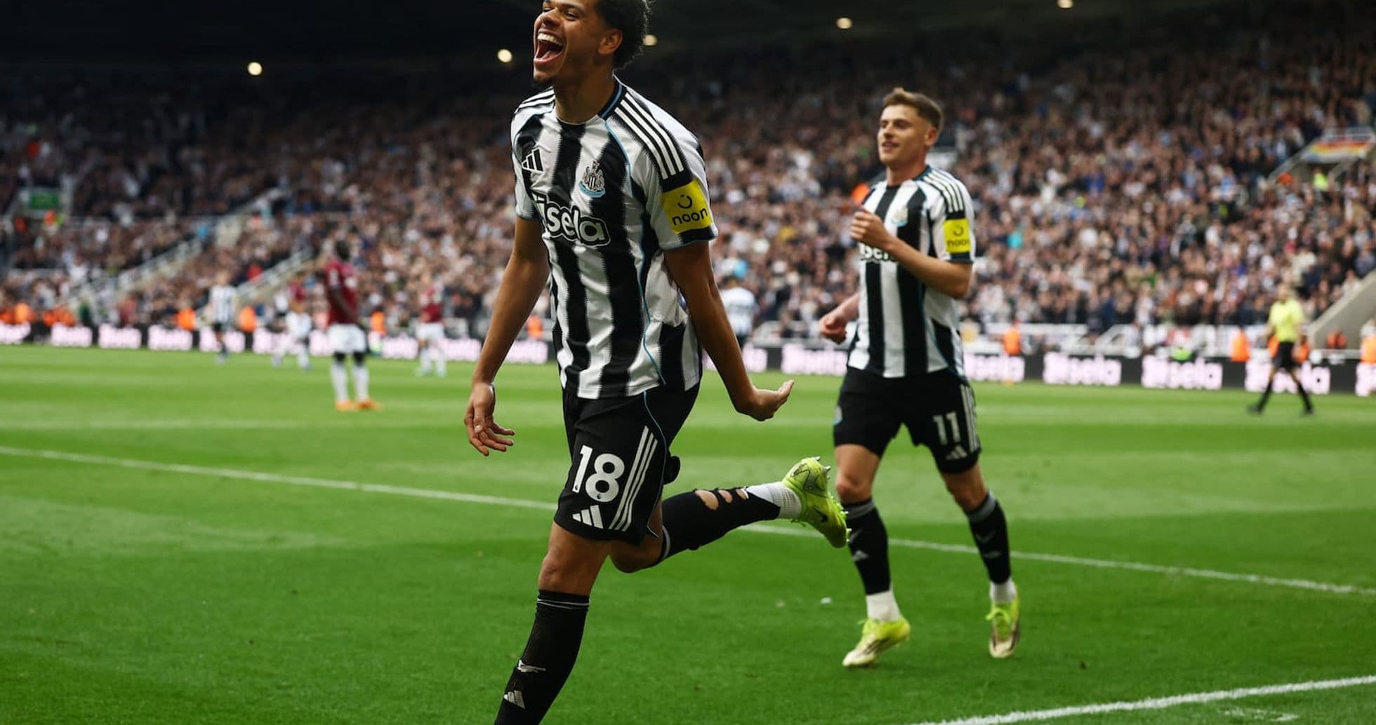 Jugador de Newcastle celebrando un gol Jugador de Newcastle celebrando un gol