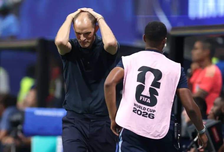 Entrenador con manos en la cabeza durante partido Entrenador con manos en la cabeza durante partido