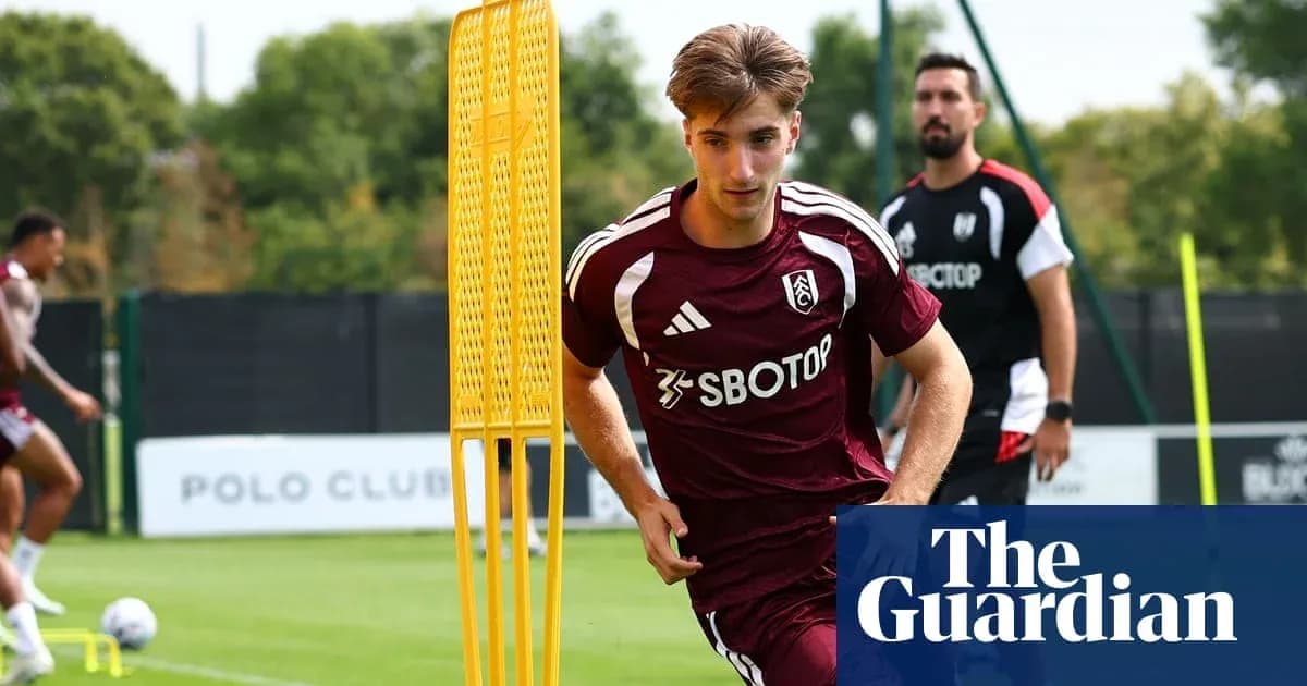 Jugador de Fulham entrenando en el campo Jugador de Fulham entrenando en el campo