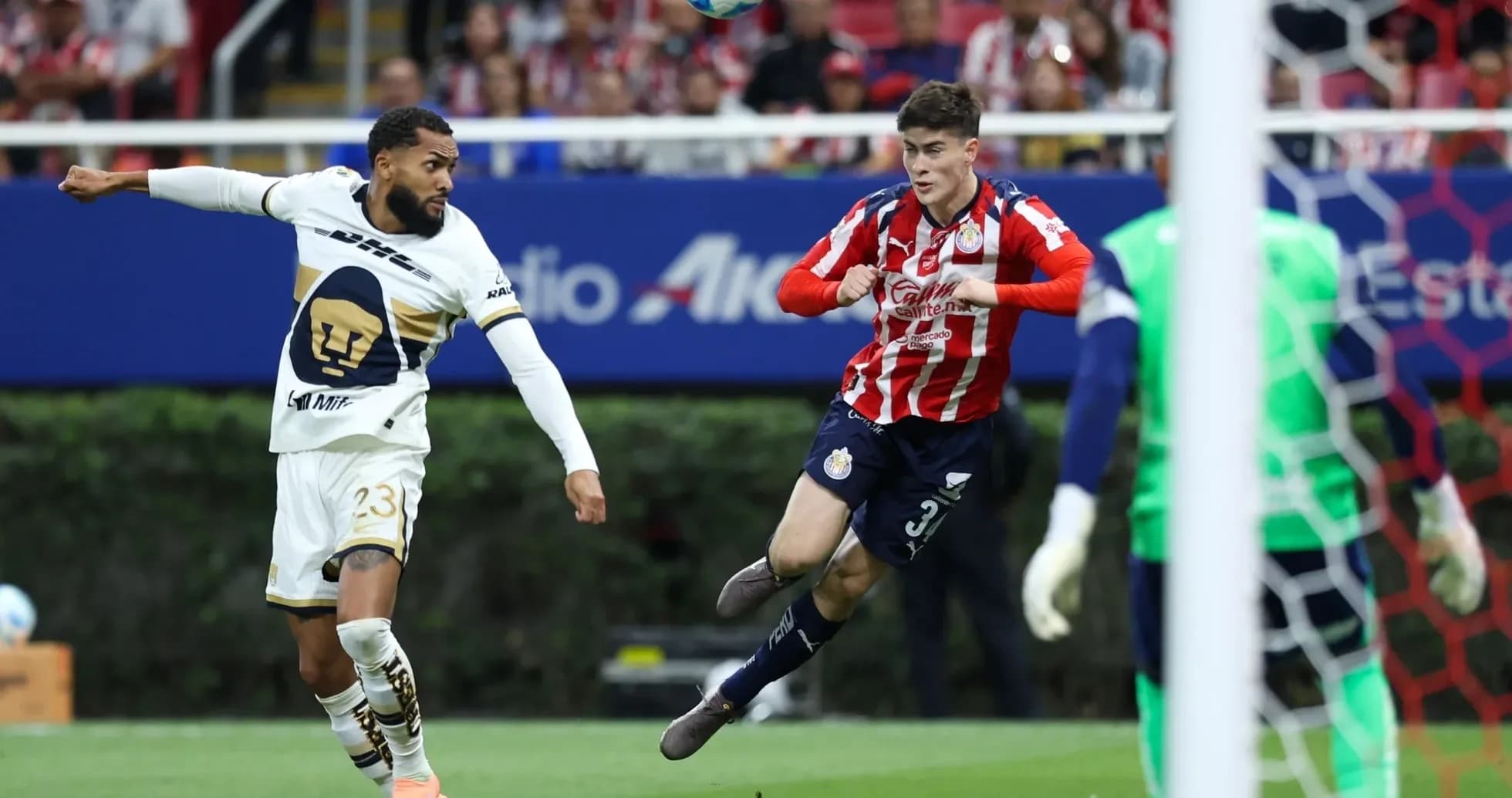 Jugador de Pumas dispara a portería contra Chivas Jugador de Pumas dispara a portería contra Chivas