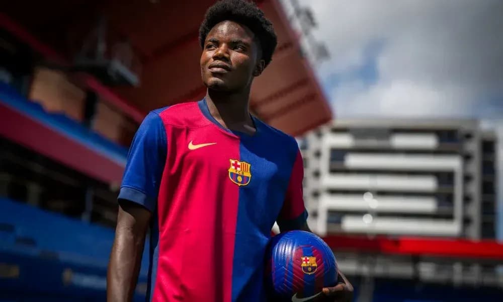Jugador de Barcelona sosteniendo un balón en el estadio Jugador de Barcelona sosteniendo un balón en el estadio