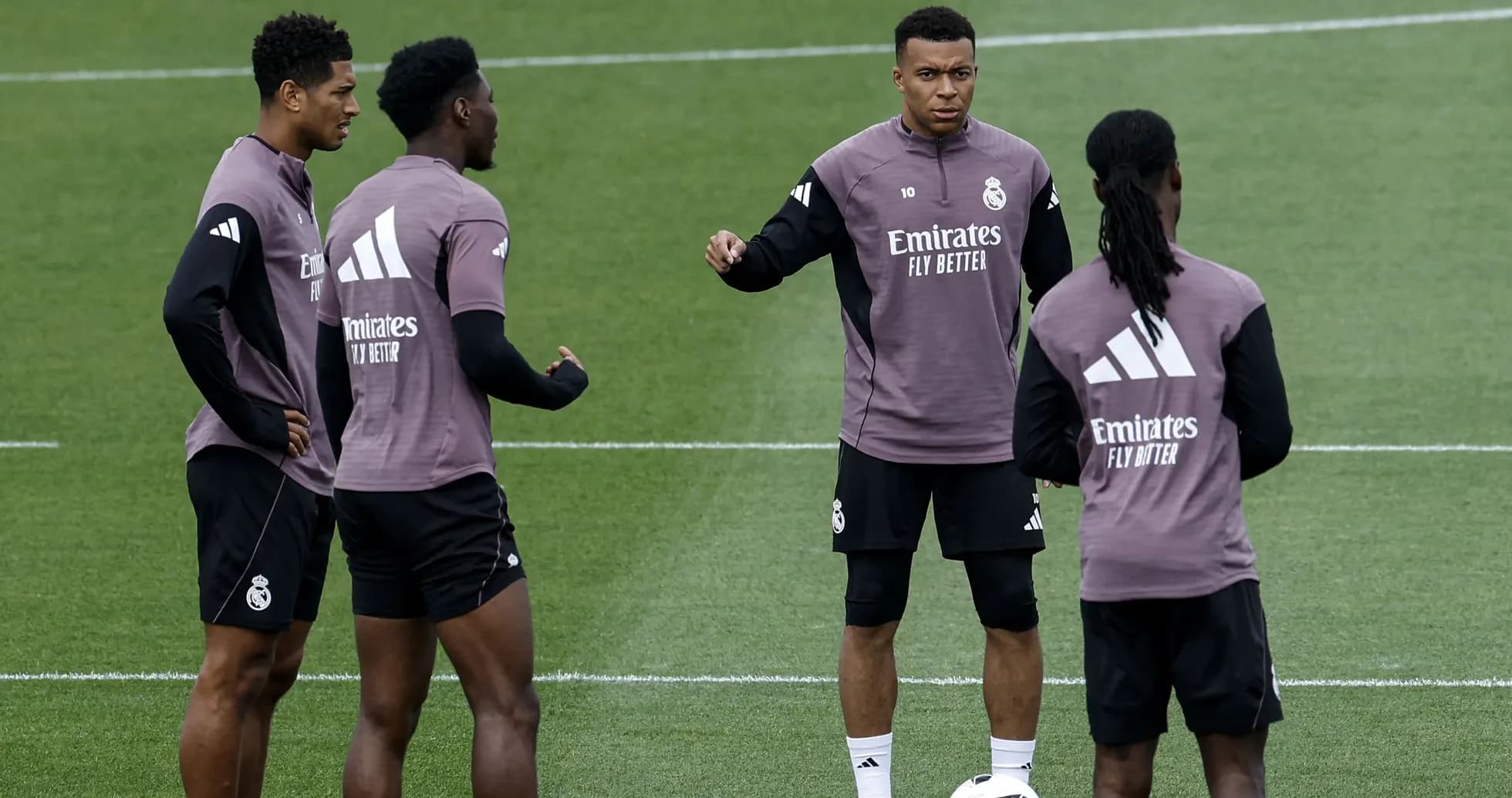 Jugadores de Real Madrid conversando en entrenamiento Jugadores de Real Madrid conversando en entrenamiento