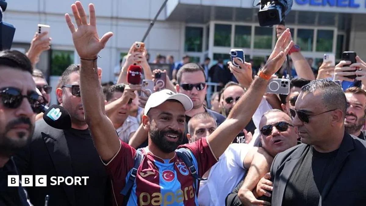 Jugador saludando a la multitud en el aeropuerto Jugador saludando a la multitud en el aeropuerto